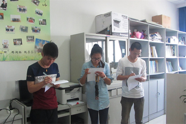 检察人员打分（摄影：王敏）