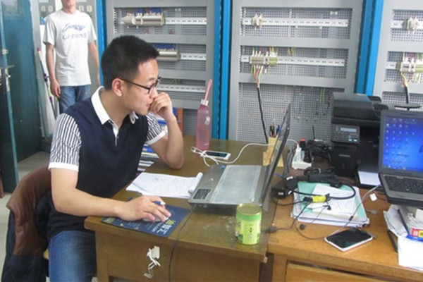 专注学习科研（摄影：王敏）