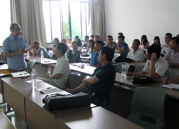 赵成勇教授与老师讨论