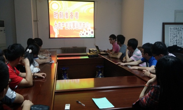 同学认真听取发言