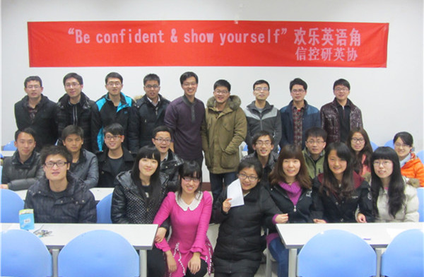 部分参赛同学与评委合影留念