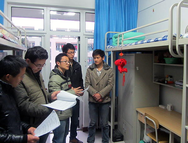 检查人员查看宿舍