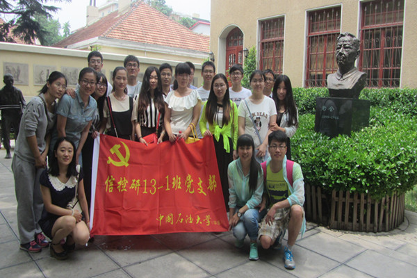 党支部成员合影（摄影：郭丽伟）