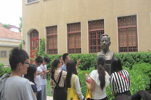 党支部成员观看老舍雕塑（摄影：郭丽伟）