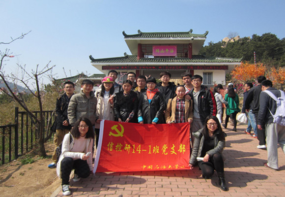 支部成员合影留念（摄影：朱辰星）