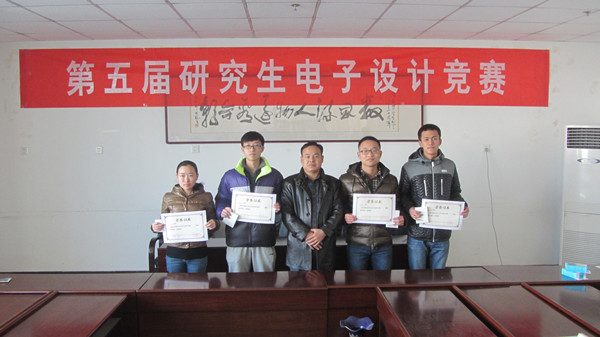 任旭虎老师为一等奖员工颁奖