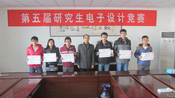 刘希臣老师为二等奖同学颁奖