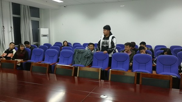 团支部同学正在参与五四知识问答竞赛 付子铭摄影