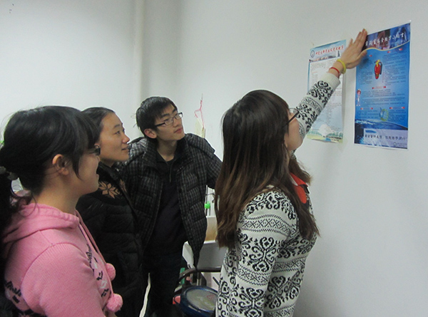 实验室人员观看安全贴士