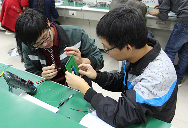 参赛队员认真调试