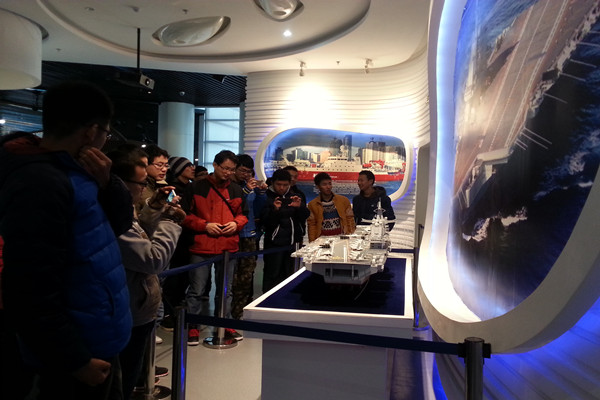 参观辽宁号航母模型