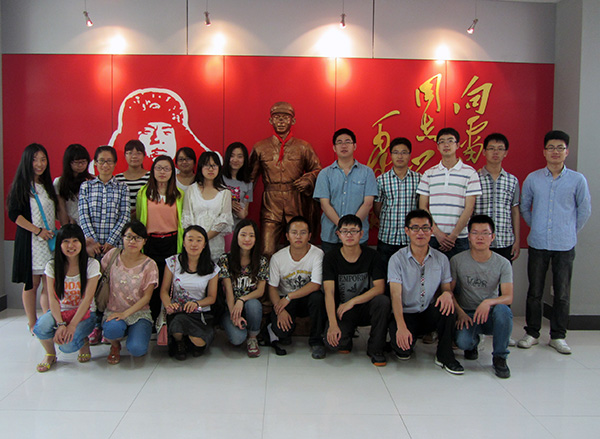 全体成员同雷锋塑像合影留念