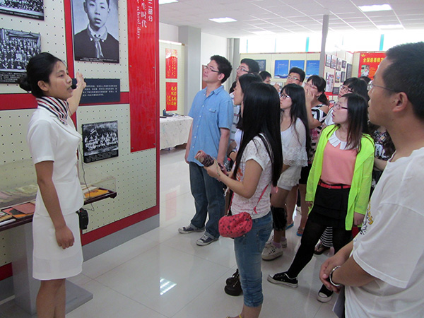 支部成员在听讲解员讲解雷锋事迹