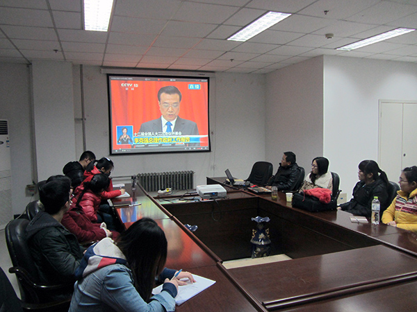 支部成员认真观看总理讲话