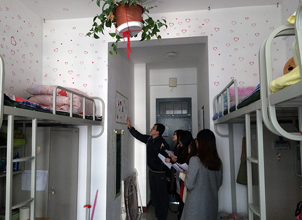 辅导员老师检查宿舍 