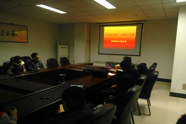 信控研13-1党支部成员一起缅怀英雄烈士（摄影：曹明志）