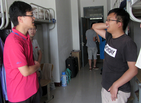 辅导员与同学交流