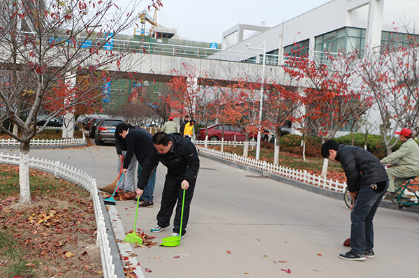 活动成员打扫卫生