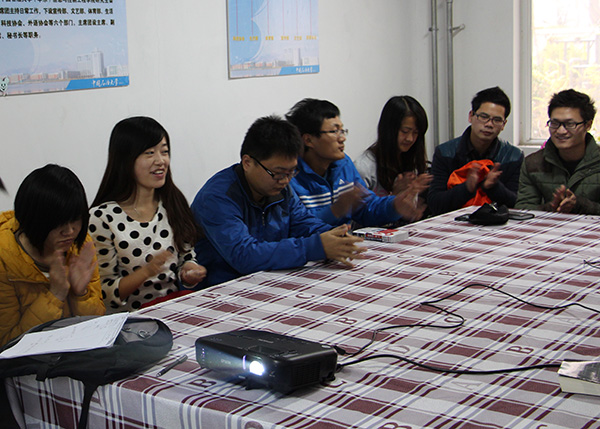 党支部的热烈讨论获得掌声