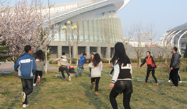 斗智斗勇，巧撕名牌