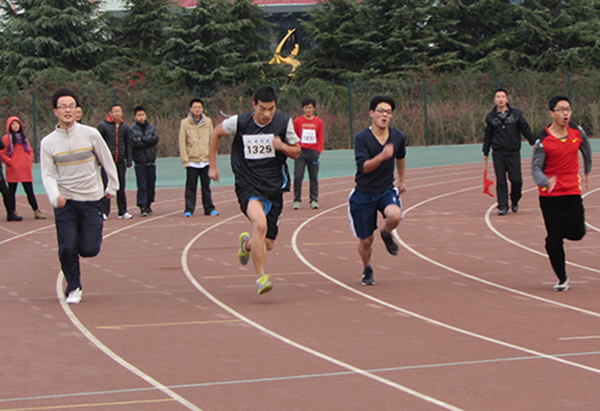 男子100米比赛现场