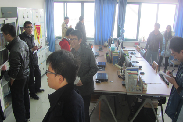 工作人员检查工作室