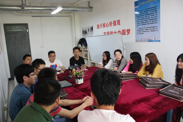 同学认真听取会议