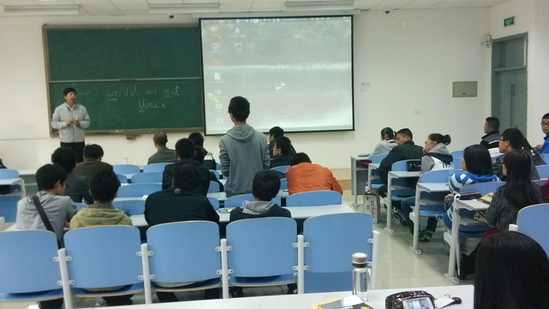 胡教授在为同学们耐心解答问题