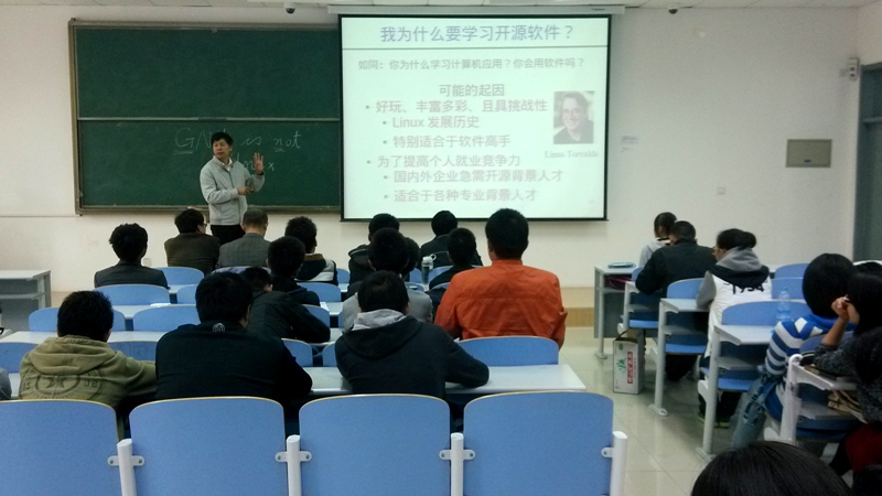 胡教授在做报告 胡教授在做报告