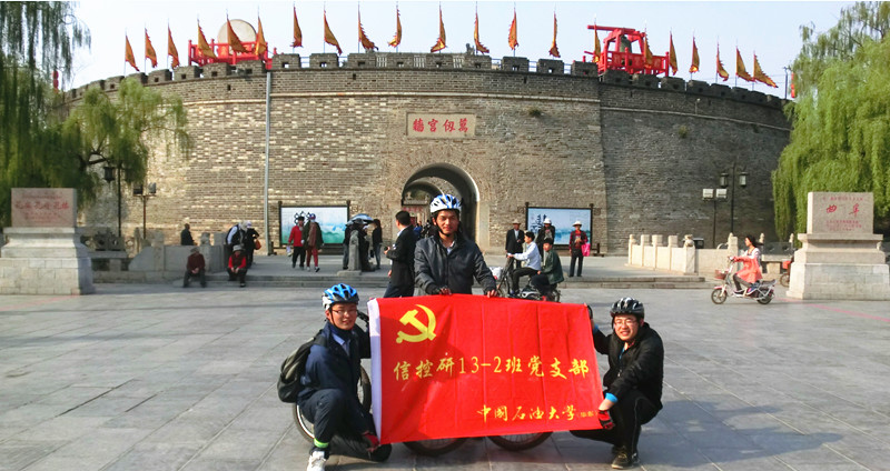 部分成员三孔城门口合影摄影：夏森