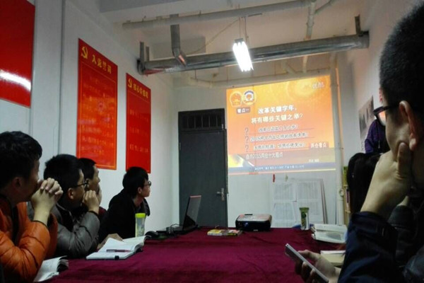 支部宣传委员朱辰星做“走近两会”演讲