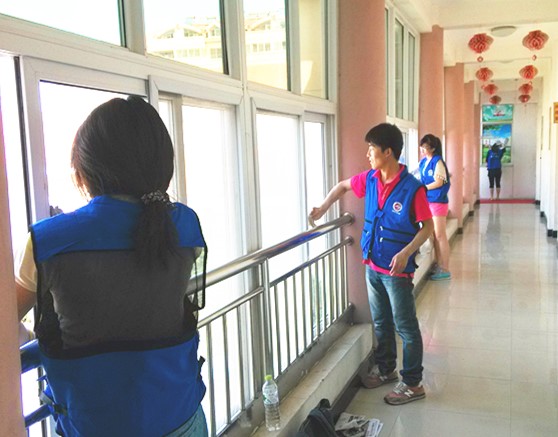 为老人们擦玻璃