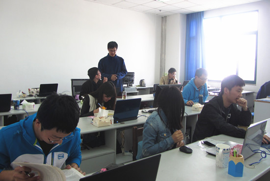 姜飞老师亲切和同学交谈