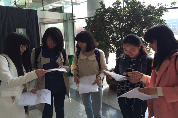 齐心协力做宣传 （摄影：白明雷）