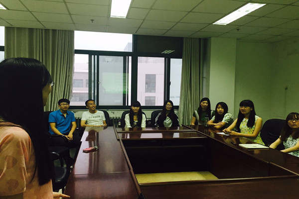 支部成员认真学习“三严三实”精神现场（摄影：沈紫梦）