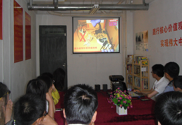 同学认真观看视频