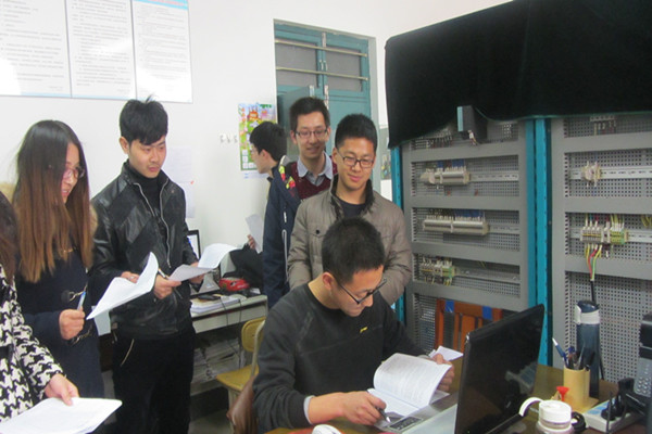 实验室科研氛围浓厚（摄影：王敏）