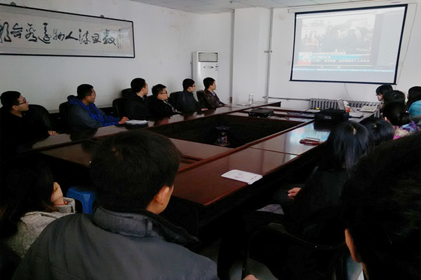 李阳同志缅怀家乡英雄刘洪坤（摄影：马明飞）