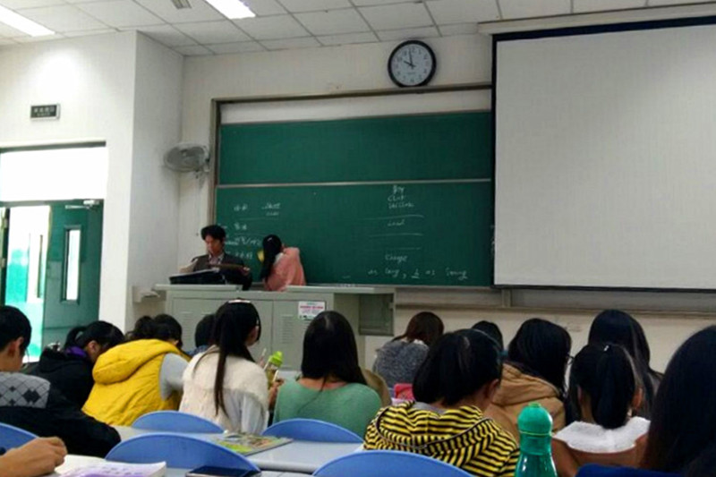 在课堂上帮老师擦黑板