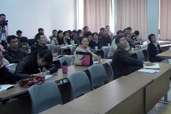 师生听取报告现场