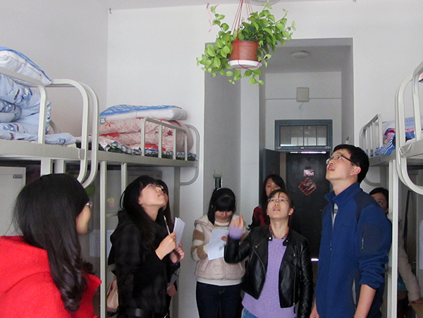 辅导员老师检查宿舍