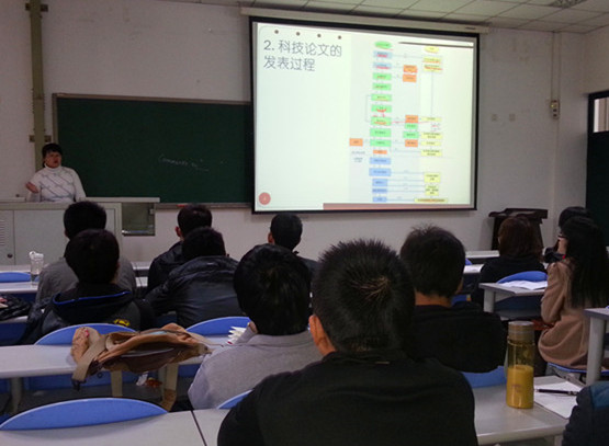 曹玉萍老师在做报告